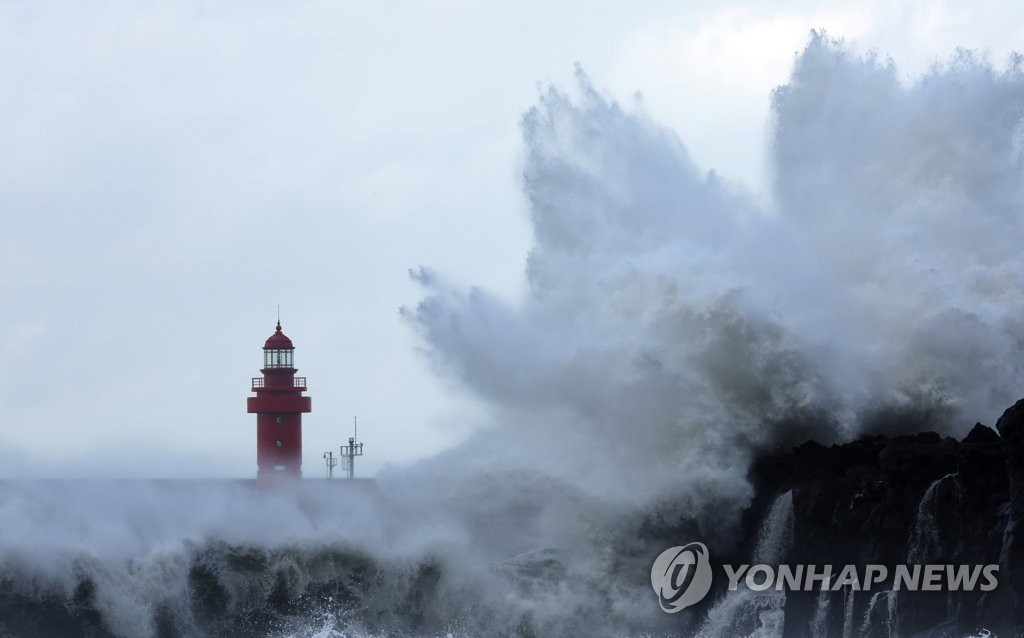 9月4日，随着今年第11号台风“轩岚诺“逐渐北上，济州道西归浦市一处海岸波浪滔天。 韩联社