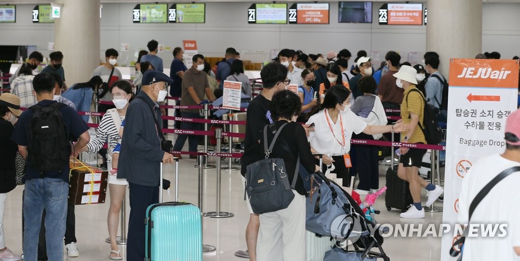 9月4日，在济州国际机场，旅客们准备在今年第11号台风“轩岚诺”到来之前离开济州。 韩联社