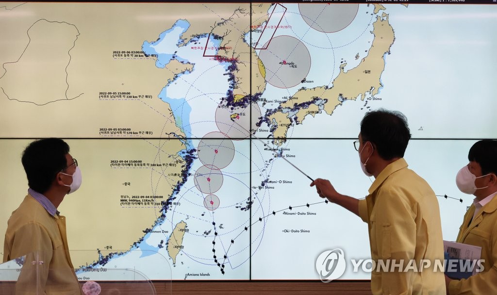 资料图片：9月4日，在釜山海洋水产厅，韩国海洋水产部长官赵承焕（右二）正在了解台风“轩岚诺”的路径。 韩联社