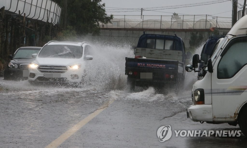 9月4日，在济州道西归浦市南元邑，台风“轩岚诺”间接影响下的暴雨造成道路积水。 韩联社