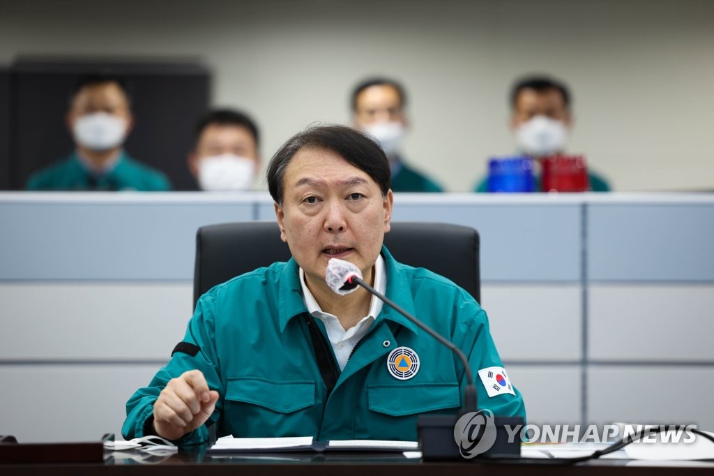 资料图片：9月4日，在首尔龙山总统府，韩国总统尹锡悦主持召开防台会议。 韩联社