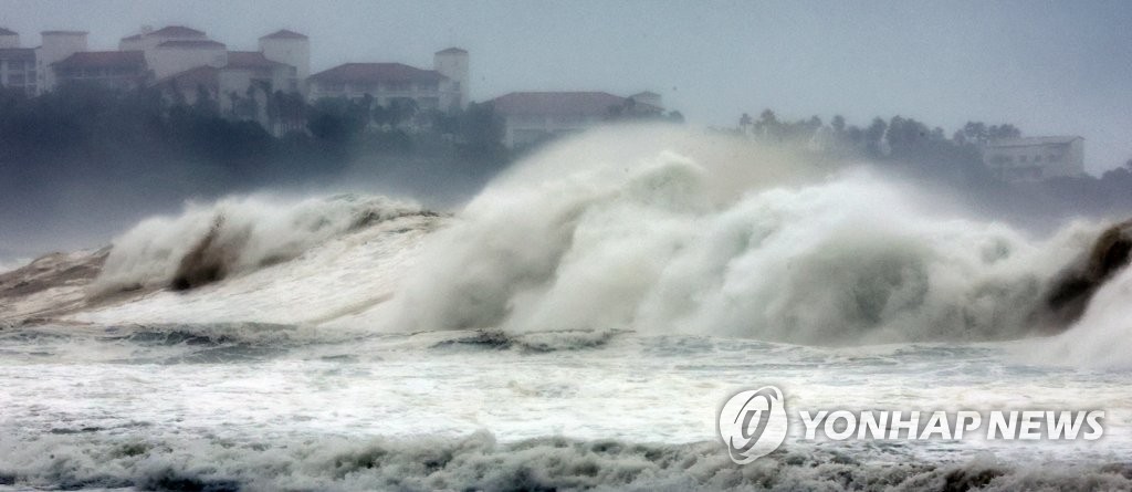 9月5日，在济州道西归浦市海域，受今年第11号台风“轩岚诺”影响，海上风大浪急。 韩联社