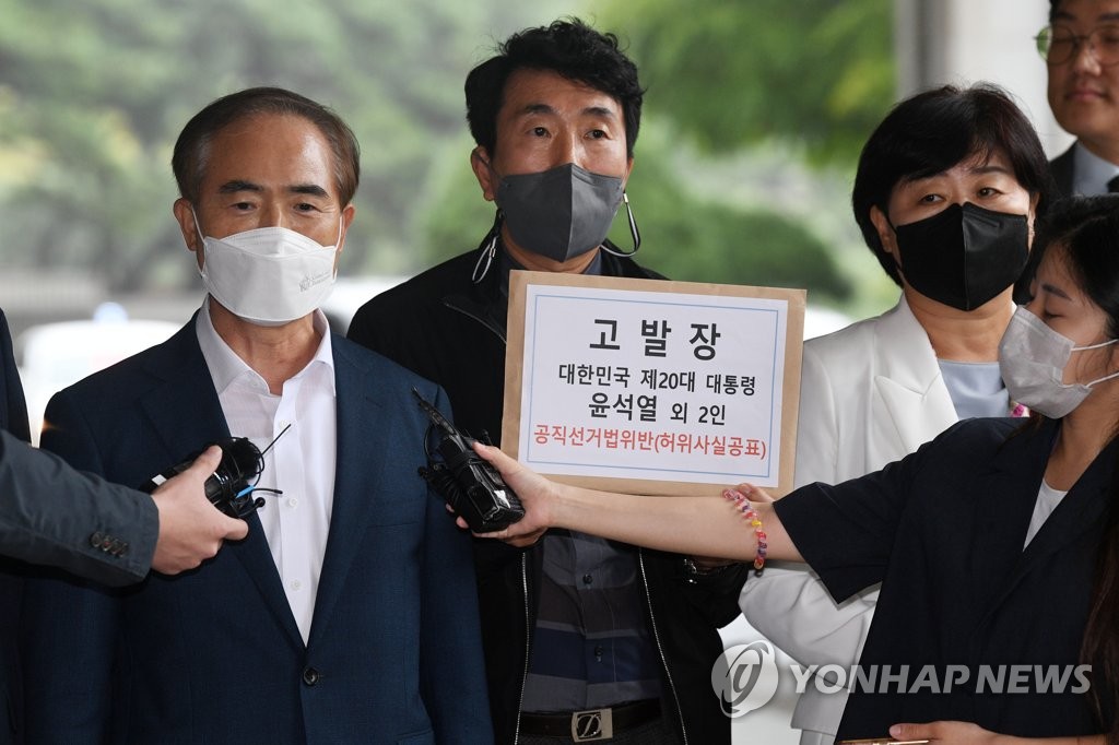 9月5日，在位于首尔瑞草区的首尔中央地方检察厅，共同民主党法律委员会共同委员长杨富男（左一）在向检察厅提交检举书前答记者问。 韩联社