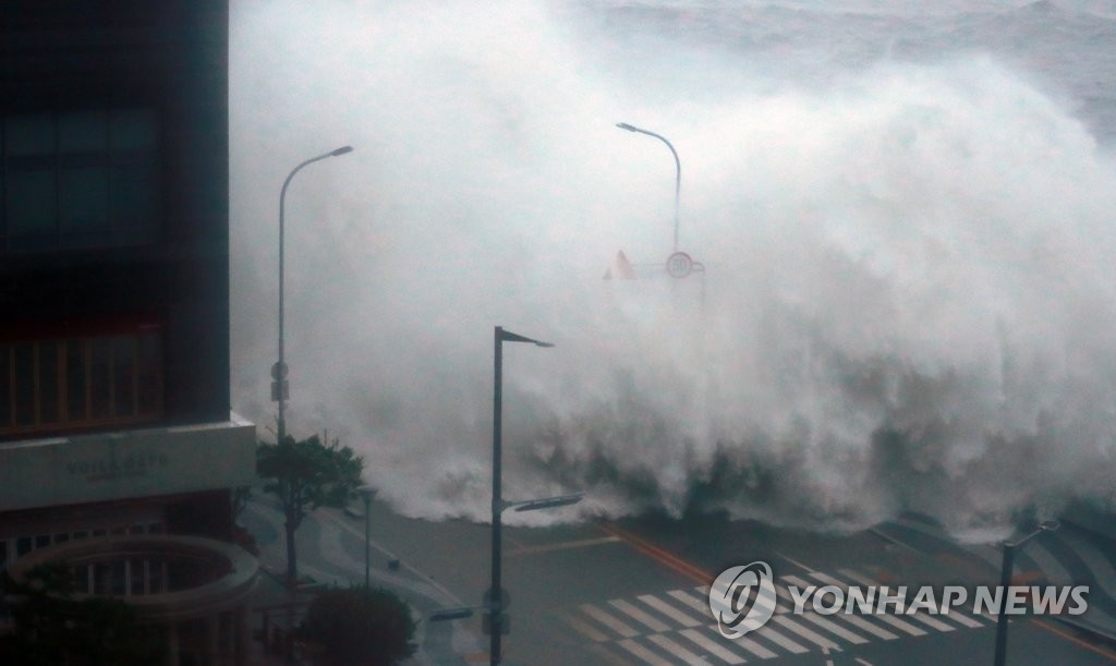 9月6日，在釜山海云台，台风掀起巨浪淹没海滨公路。 韩联社