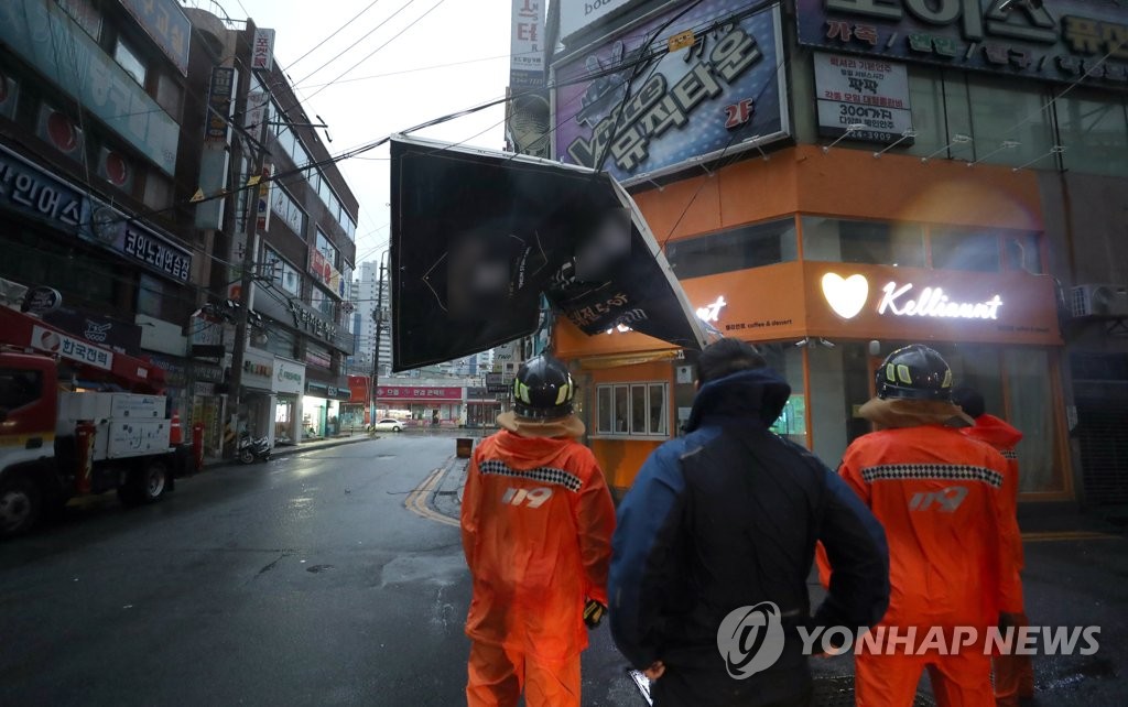 9月6日，在庆尚南道昌原市，台风刮掉一家商店的招牌。图为消防队员抵达现场。 韩联社