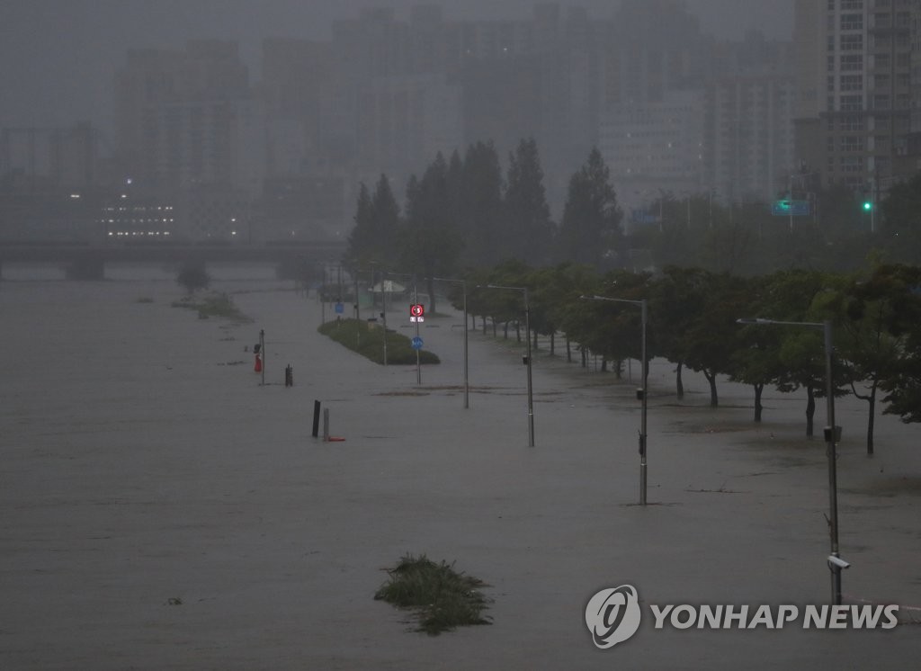 9月6日，在蔚山市太和江附近，受第11号台风“轩岚诺”影响，江边停车场被泛滥的江水淹没。 韩联社