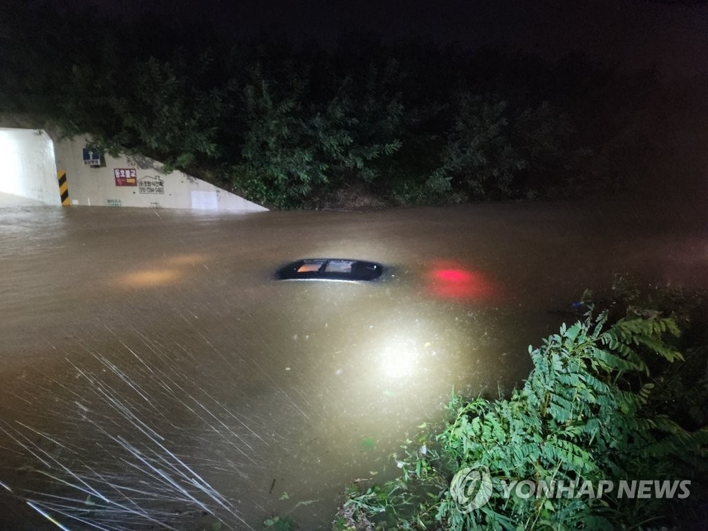 资料图片：9月6日，今年第11号台风“轩岚诺”过境韩国。图为车辆在位于庆尚北道庆州市的地下通道入口被雨水淹没。 韩联社/庆尚北道消防本部供图（图片严禁转载复制）