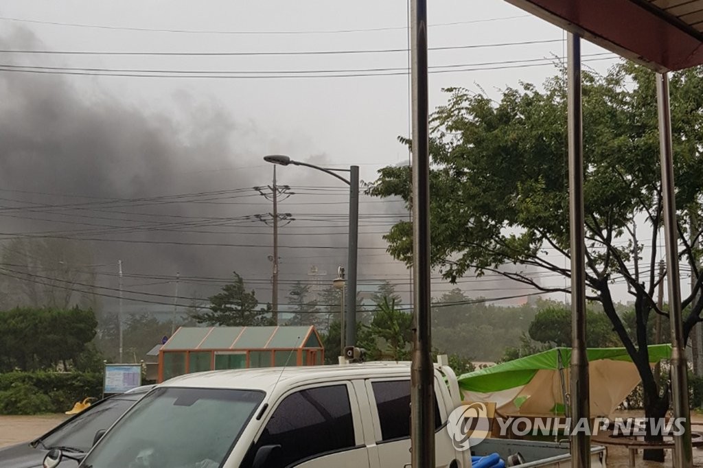 9月6日，位于庆尚北道浦项市南区的POSCO浦项厂区发生火灾，现场冒出浓烟。 韩联社/读者供图（图片严禁转载复制）