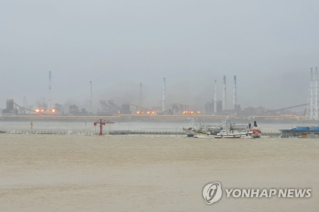 9月6日，位于庆尚北道浦项市南区的POSCO浦项厂区被火灾产生的烟雾覆盖。 韩联社/读者供图（图片严禁转载复制）