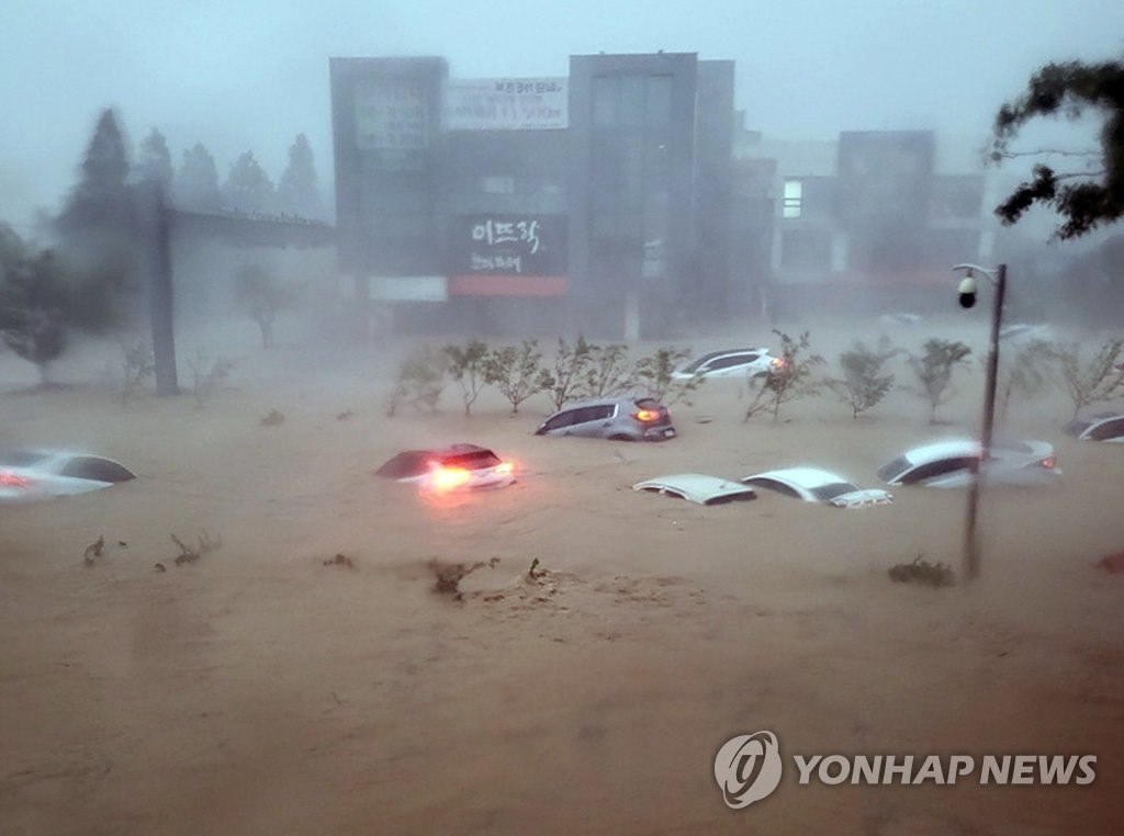 9月6日，在庆尚北道浦项市南区仁德洞，易买得超市和道路等被淹没。 韩联社/读者供图（图片严禁转载复制）