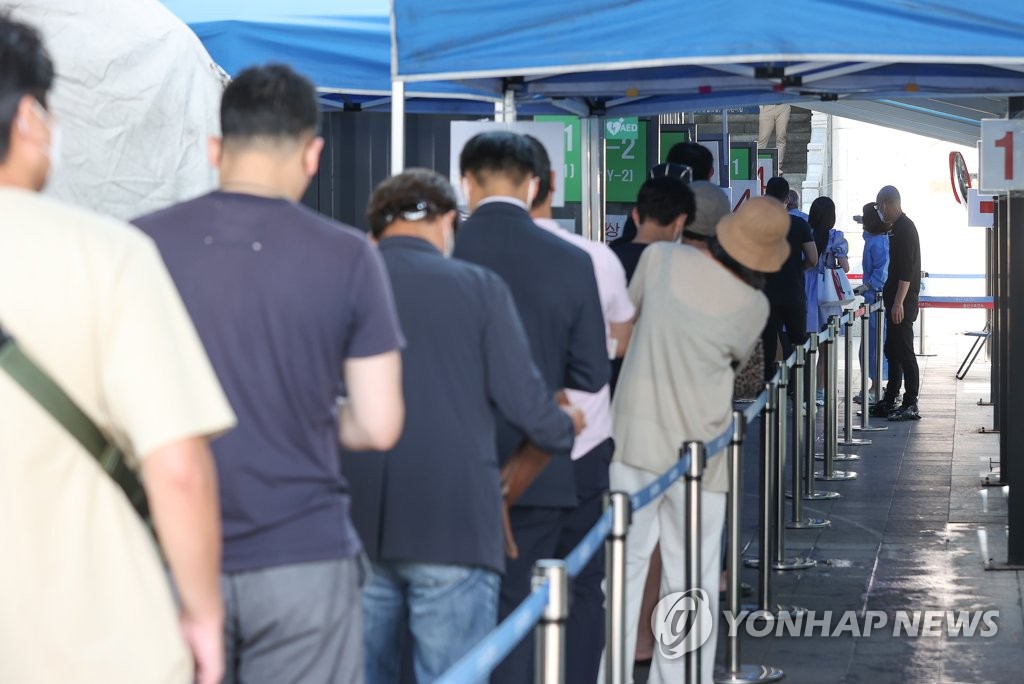 资料图片：市民排队接受新冠检测。 韩联社