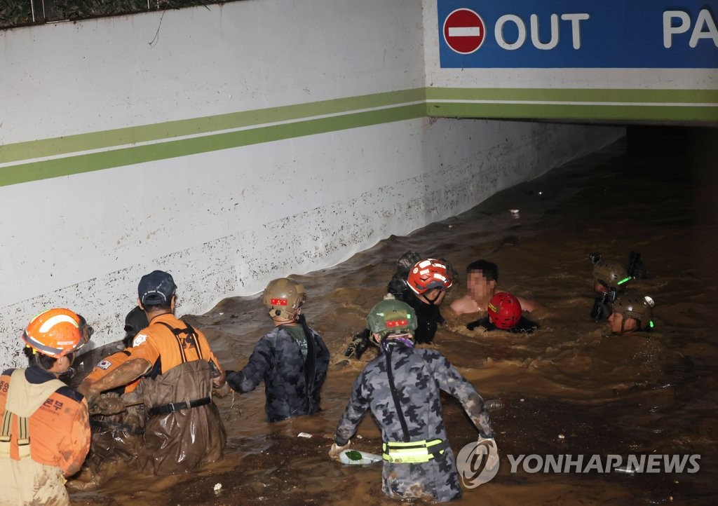 9月6日，在浦项一处公寓停车场，搜救队将一名失踪人员救出。 韩联社