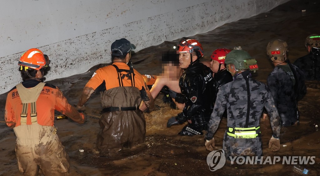 9月6日，在浦项一处公寓停车场，搜救队将一名失踪人员救出。 韩联社