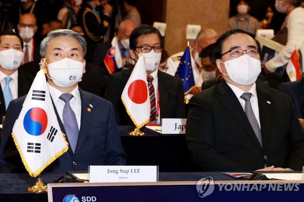 9月7日，在首尔中区小公洞乐天酒店，韩国国防部长官李钟燮（左）出席2022首尔安全对话。 韩联社