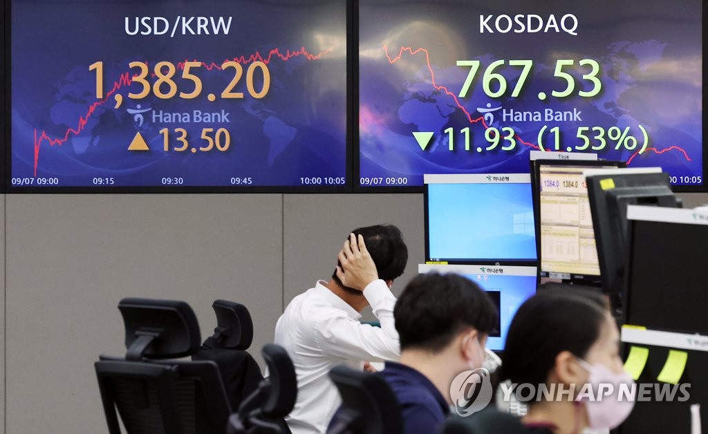 9月7日，在位于首尔中区的韩亚银行总行，交易员关注汇率走向。 韩联社