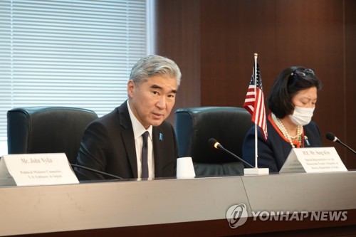 9月7日，在日本东京外务省，韩美日举行对朝代表会谈。图为美国国务院对朝政策特别代表星·金（左）发言。 韩联社
