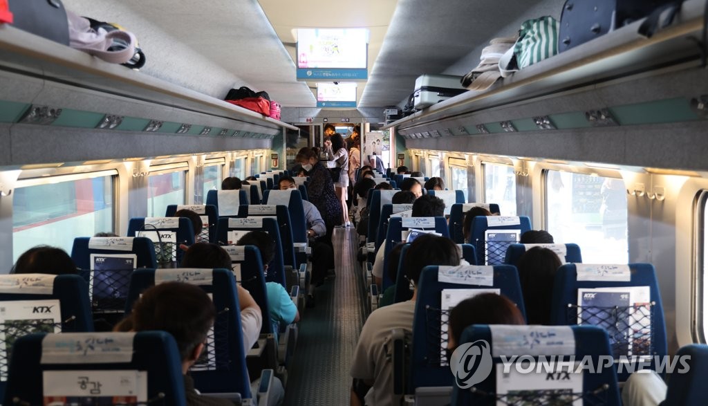 资料图片：中秋小长假前夕的9月8日，从首尔站出发的列车坐满旅客。韩国今年中秋不再实施保持社交距离措施。 韩联社