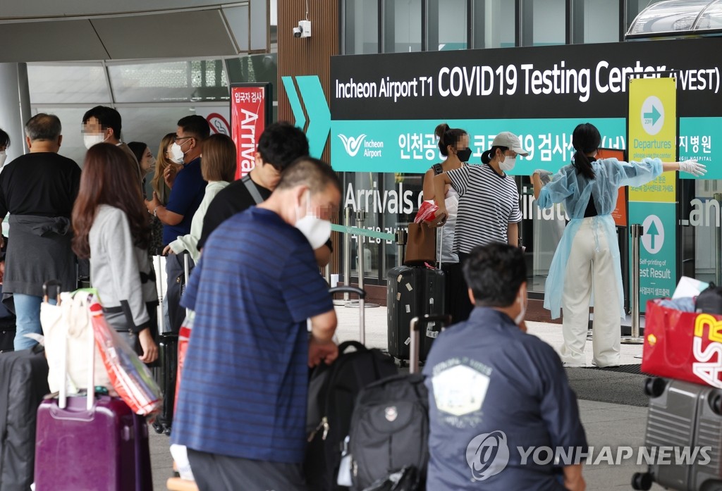 资料图片：机场新冠检测点人潮涌动。 韩联社