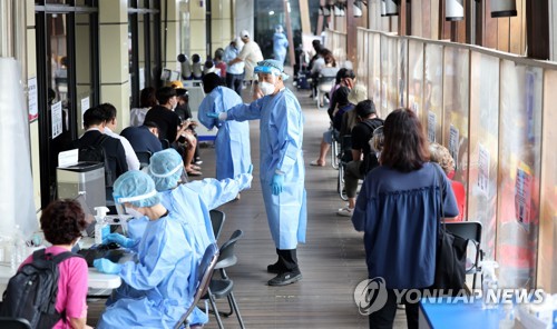 资料图片：9月13日，在设于首尔市松坡区卫生站的新冠临时筛查诊所，市民排队待检。 韩联社