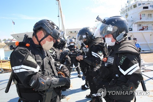 资料图片：韩国海警旗下特殊机动队队员参加训练。 韩联社/中部地方海洋警察厅西海五岛特别警备团供图（图片严禁转载复制）