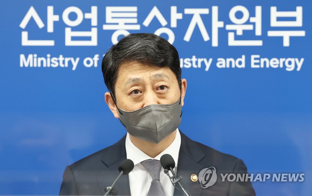 9月13日，在韩国中央政府世宗办公楼，产业通商资源部通商交涉本部长安德根出席记者会并发言。 韩联社