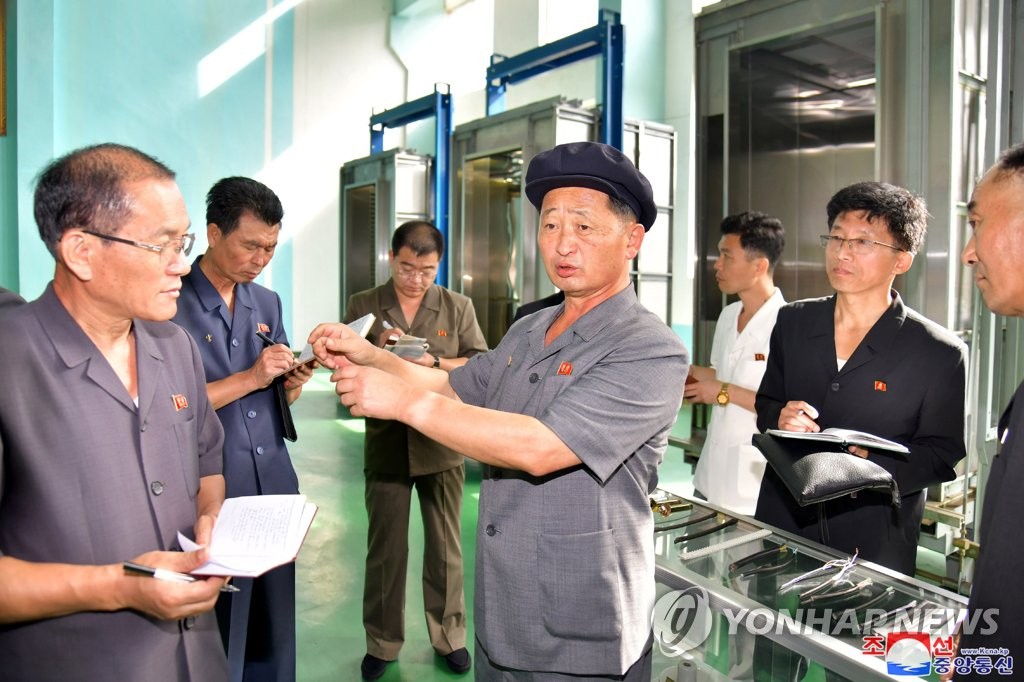 资料图片：朝中社2022年9月14日报道称，朝鲜内阁总理金德训（左二）视察了平壤建设机械工厂。 韩联社/朝中社（图片仅限韩国国内使用，严禁转载复制）