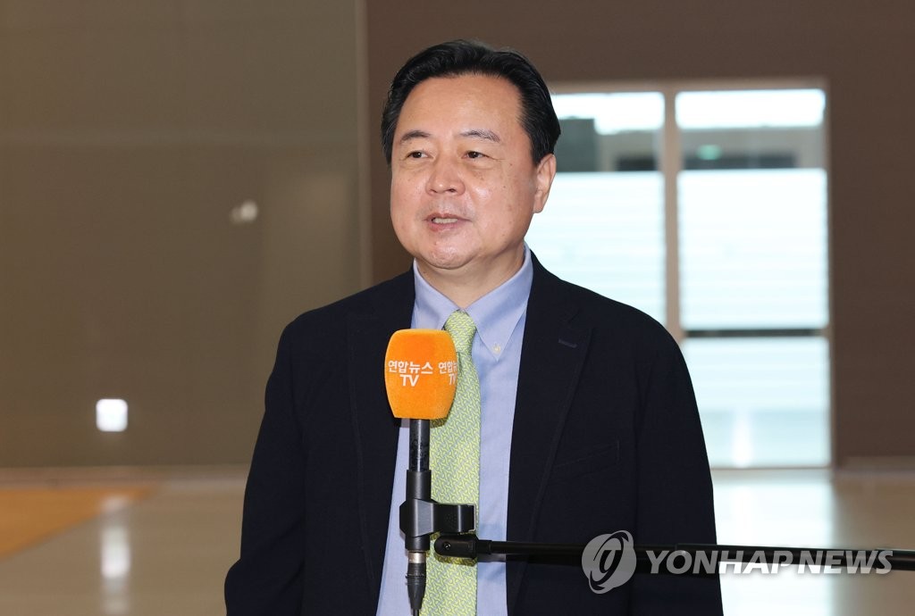 9月14日上午，在仁川国际机场第二航站楼，赵贤东答记者问。 韩联社