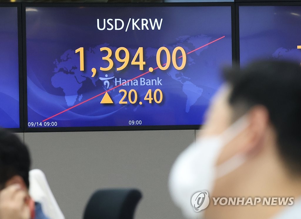 9月14日，在首尔市中区的韩亚银行，大屏幕实时显示韩元对美元汇率。 韩联社