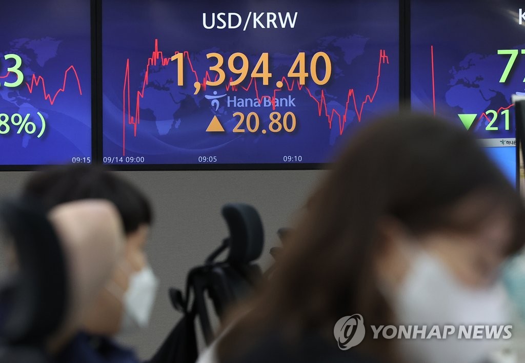 9月14日，在位于首尔市中区的韩亚银行，交易大屏实时显示韩元对美元汇率。当天，韩元对美元汇率收盘价失守1390关口，报1390.9韩元。 韩联社