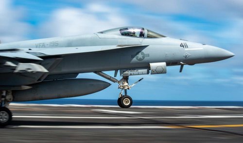 图为F/A-18E“超级大黄蜂”战斗机在“里根”号航母上降落。美军于9月13日发布了一组“里根”号作战图片。 韩联社/美国国防部官网截图（图片严禁转载复制）