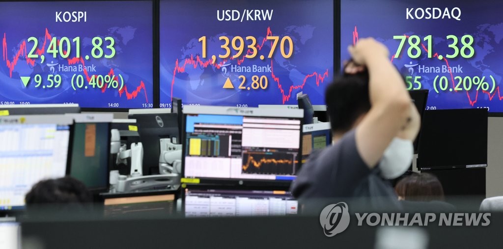 9月15日，在位于首尔中区的韩亚银行总行交易厅，大屏幕显示实时汇率。 韩联社