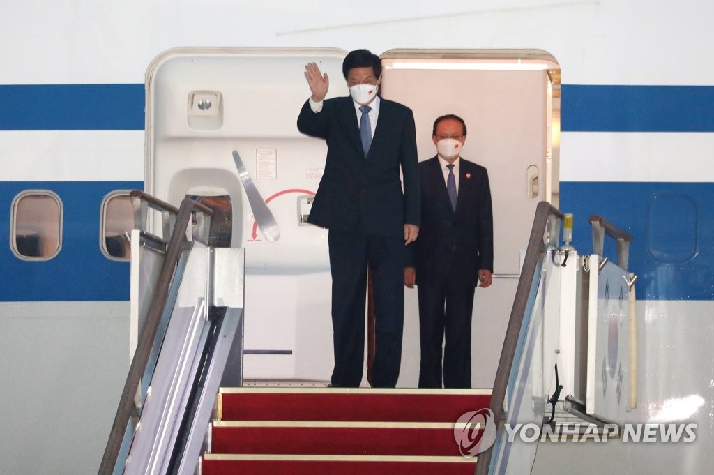 9月15日，在位于韩国京畿道城南市的首尔机场，中国全国人大常委会委员长栗战书（左）在专机舷梯上挥手致意。栗战书当天起将对韩国进行为期三天的访问。 韩联社/国会摄影记者团