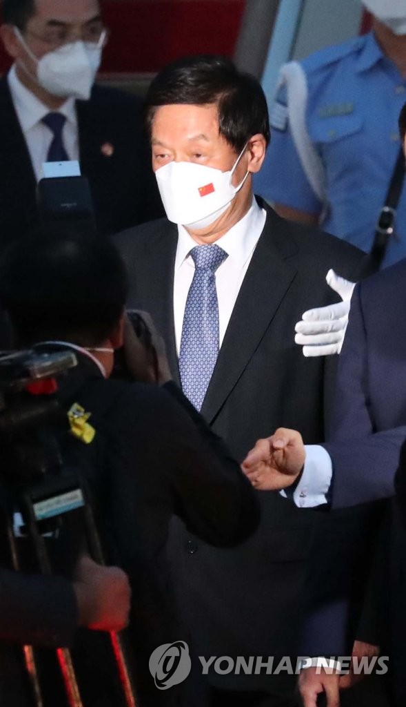 9月15日，在位于韩国京畿道城南市的首尔机场，中国全国人大常委会委员长栗战书下机后接受韩方人员迎接。栗战书当天起将对韩国进行为期三天的访问。 韩联社/国会摄影记者团