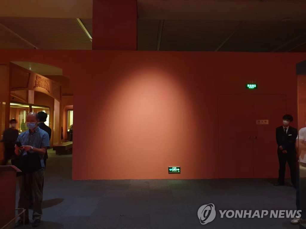 资料图片：“东方吉金——中韩日古代青铜器展”展上的韩国古代历史年表已被撤除。 韩联社