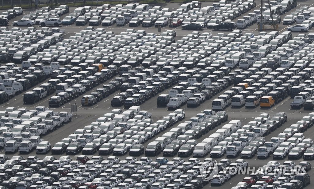 资料图片：9月16日下午，在现代汽车蔚山工厂的出口码头，大批整车等待装船。 韩联社