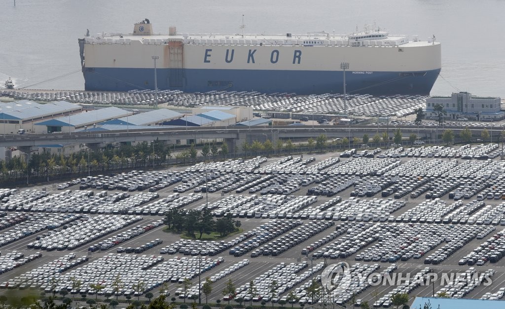 资料图片：9月16日下午，在现代汽车蔚山工厂的出口码头，大批整车等待装船。 韩联社