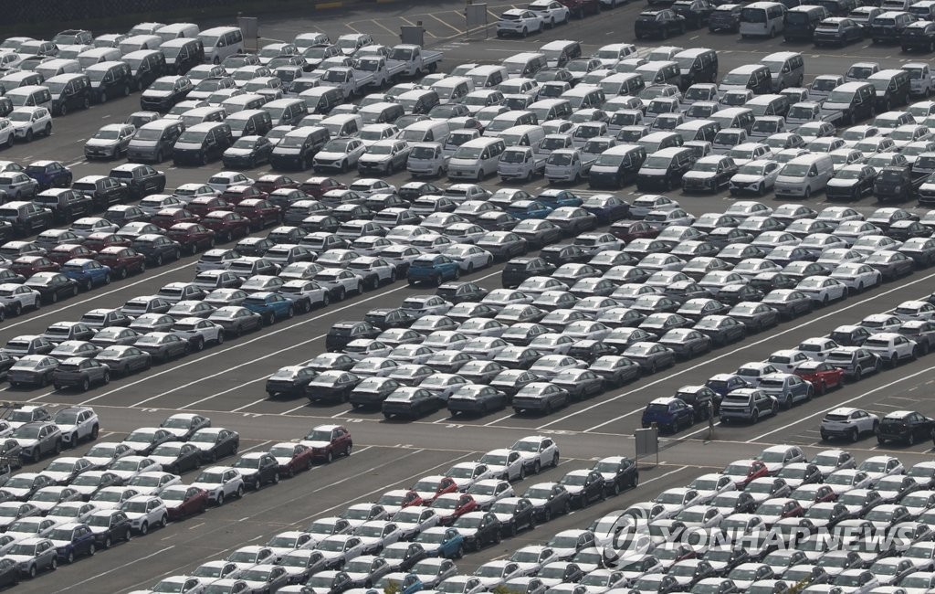 资料图片：等待出口的大批汽车 韩联社