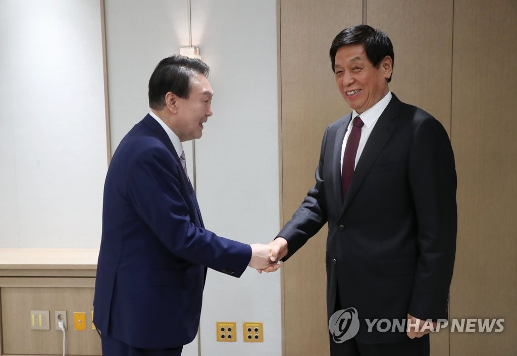 9月16日，在首尔龙山总统府，韩国总统尹锡悦（左）接见中国全国人大常委会委员长栗战书。 韩联社/总统室通讯摄影记者团