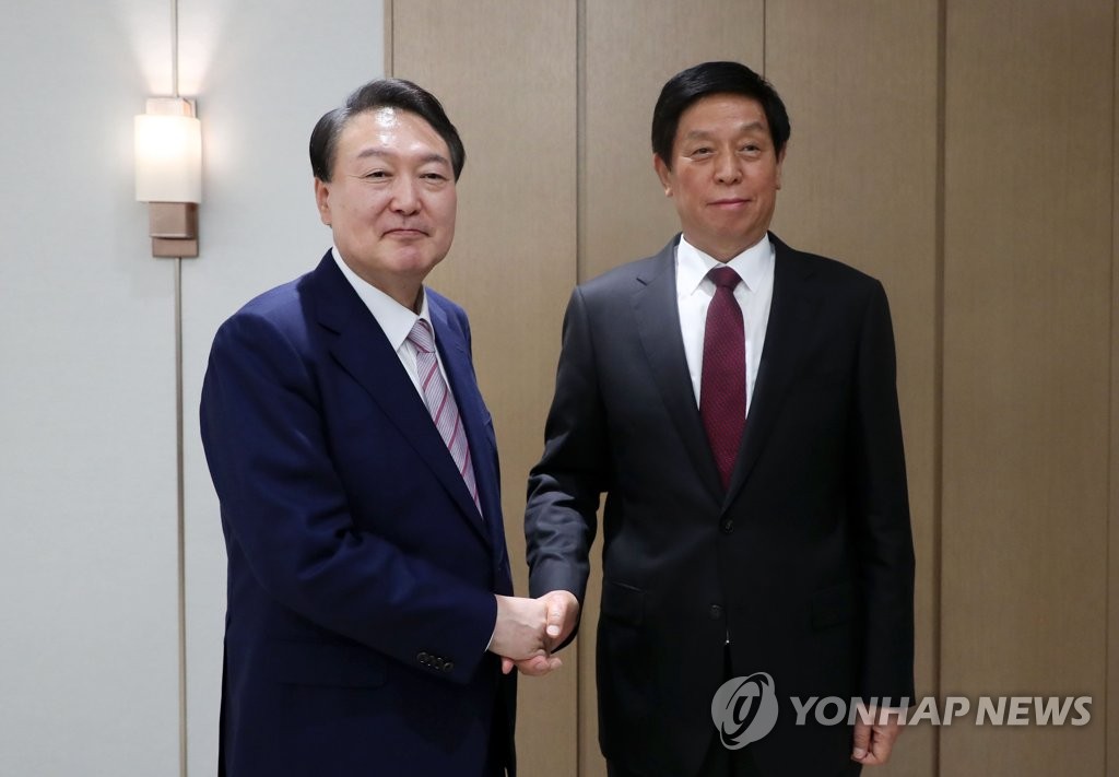 9月16日，在首尔龙山总统府，韩国总统尹锡悦（左）接见正在韩国访问的中国全国人大常委会委员长栗战书。 韩联社/总统室通讯摄影记者团