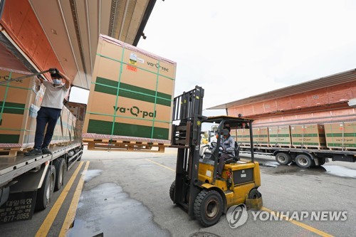 资料图片：9月17日，在仁川国际机场货运站，工作人员正在搬运莫德纳二价新冠疫苗。 韩联社
