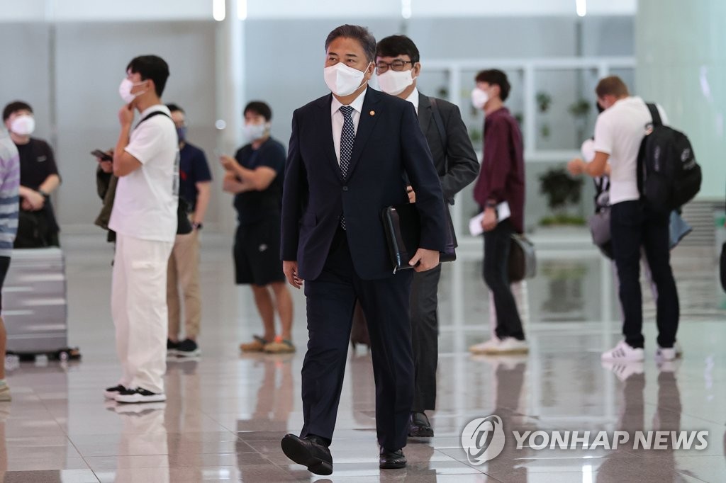 9月18日，在仁川国际机场第二航站楼，韩国外交部长官朴振启程赴美，准备陪同总统尹锡悦出席第77届联合国大会。 韩联社