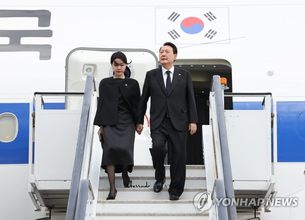 资料图片：当地时间9月18日，韩国总统尹锡悦（右）和夫人金建希乘坐总统专机空军一号飞抵英国伦敦斯坦斯特德机场。尹锡悦将从当天起开启为期七天的英美加三国访问之旅。 韩联社