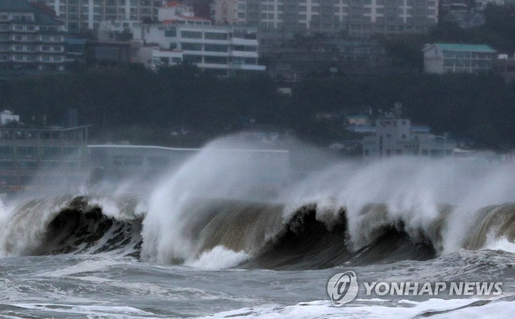 资料图片：9月19日，受今年第14号台风“南玛都”北上的影响，釜山市海云台近海波浪翻滚。 韩联社