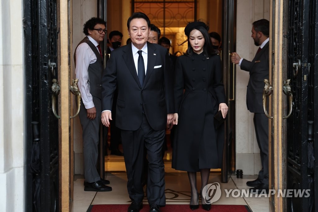 9月19日，在英国伦敦，韩国总统尹锡悦和夫人金建希女士走出酒店准备前往伦敦威斯敏斯特大教堂出席英国伊丽莎白二世女王葬礼。 韩联社