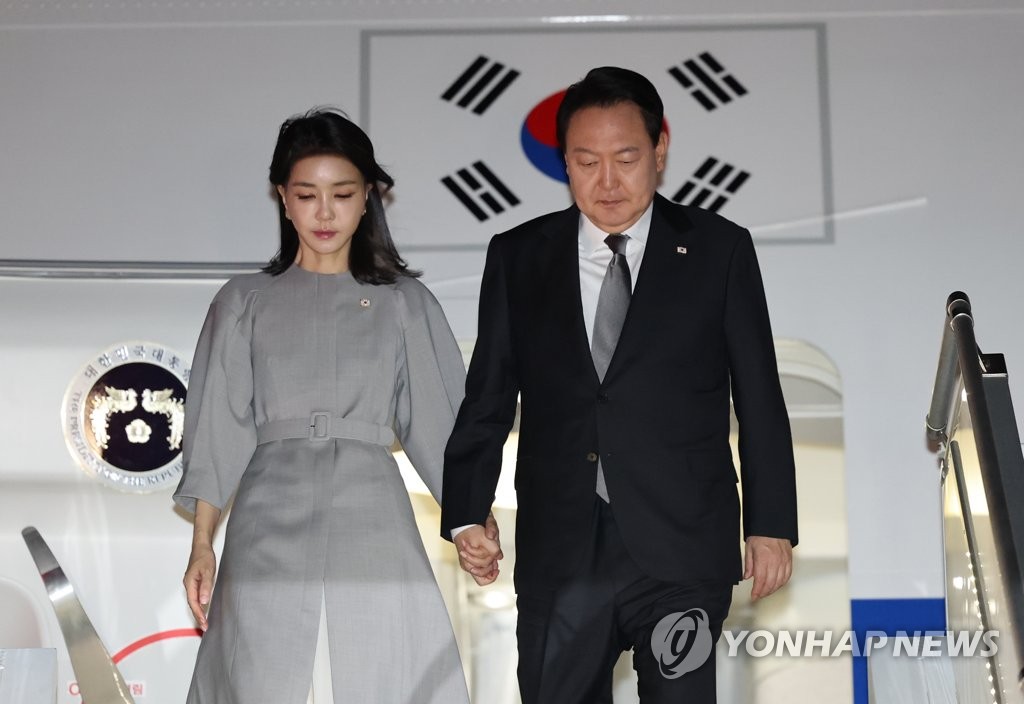 资料图片：当地时间9月19日，韩国总统尹锡悦（右）和夫人金建希乘坐总统专机“空军一号”抵达美国纽约的肯尼迪国际机场。 韩联社