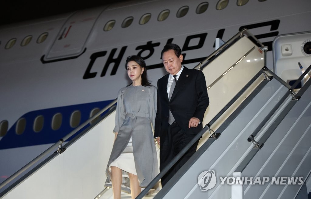 当地时间9月19日，韩国总统尹锡悦（右）和夫人金建希飞抵位于美国纽约的肯尼迪机场。 韩联社