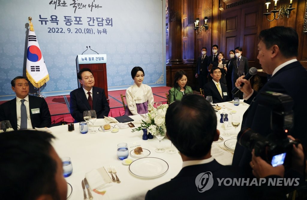 当地时间9月20日，在纽约，韩国总统尹锡悦（左二）与韩人韩侨座谈。 韩联社