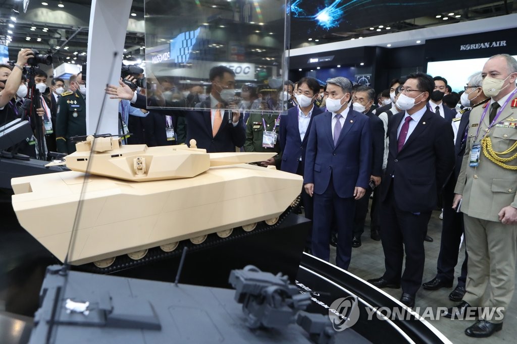 9月21日，在京畿道高阳市的韩国国际展览中心，韩国国防部长官李钟燮（右三）参观“2022年韩国防务展”。 韩联社