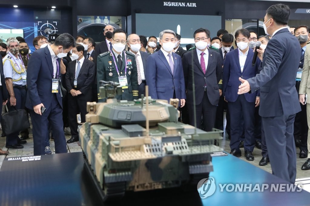 9月21日，在京畿道高阳市的韩国国际展览中心，韩国国防部长官李钟燮（居中）参观“2022年韩国防务展”。 韩联社