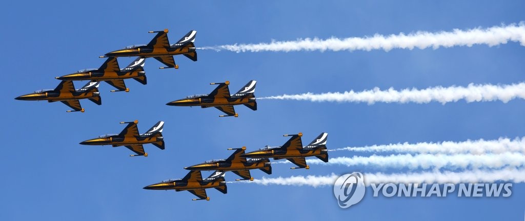 资料图片：韩国空军“黑鹰”特技飞行队进行飞行表演。 韩联社/韩国空军供图（图片严禁转载复制）